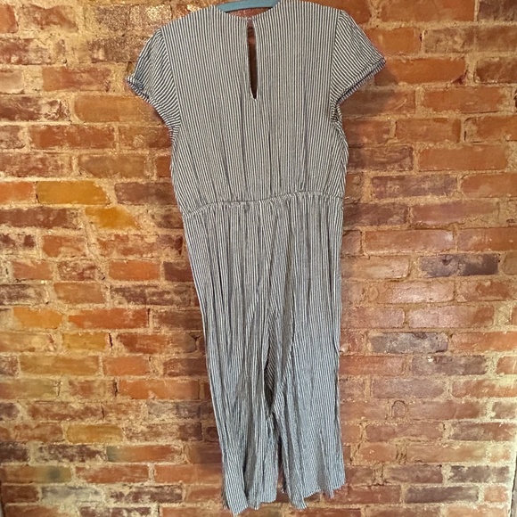 Striped Cropped Jumpsuit with Puff Sleeves - Picture 4 of 12